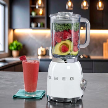 SMEG blender with clear lid and measuring cup