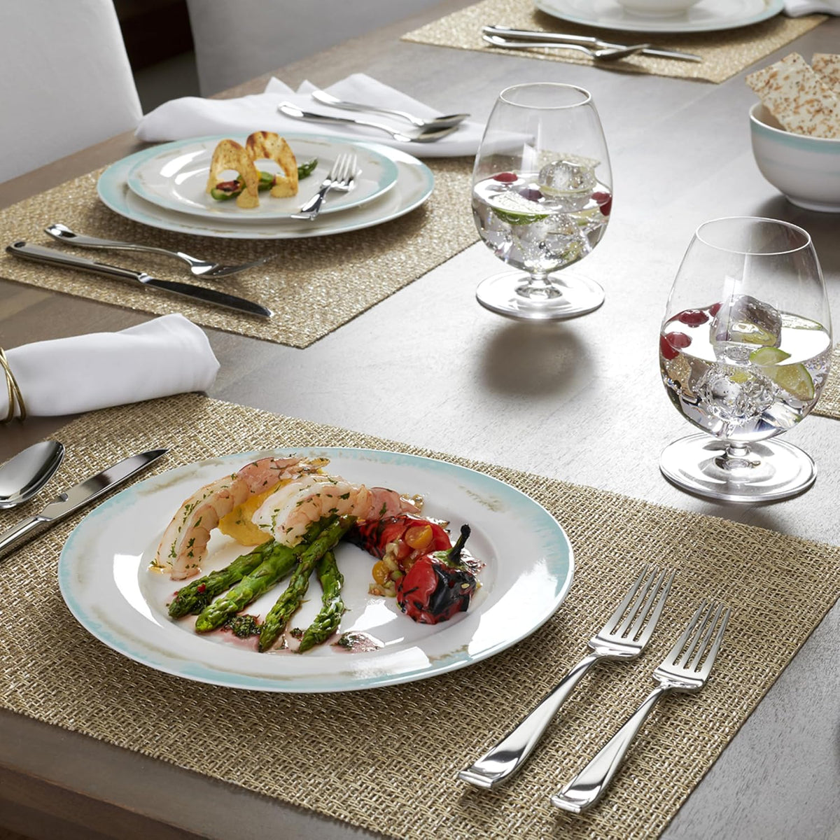 Oneida Moda dining flatware set with symmetrical design