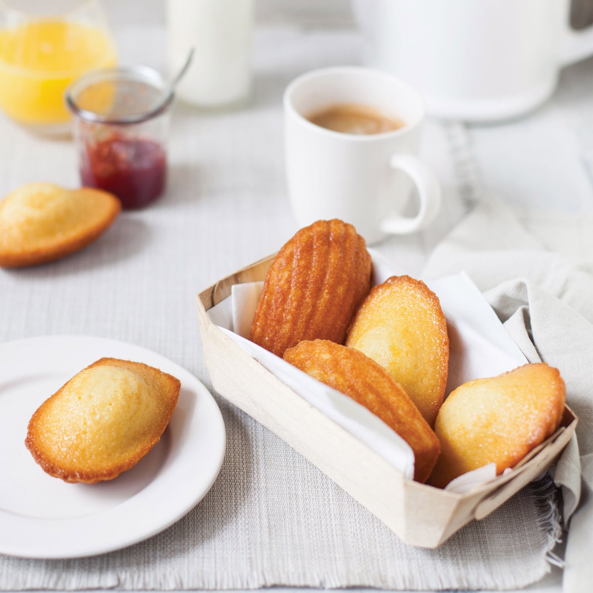 French madeleine sponge cakes made in France