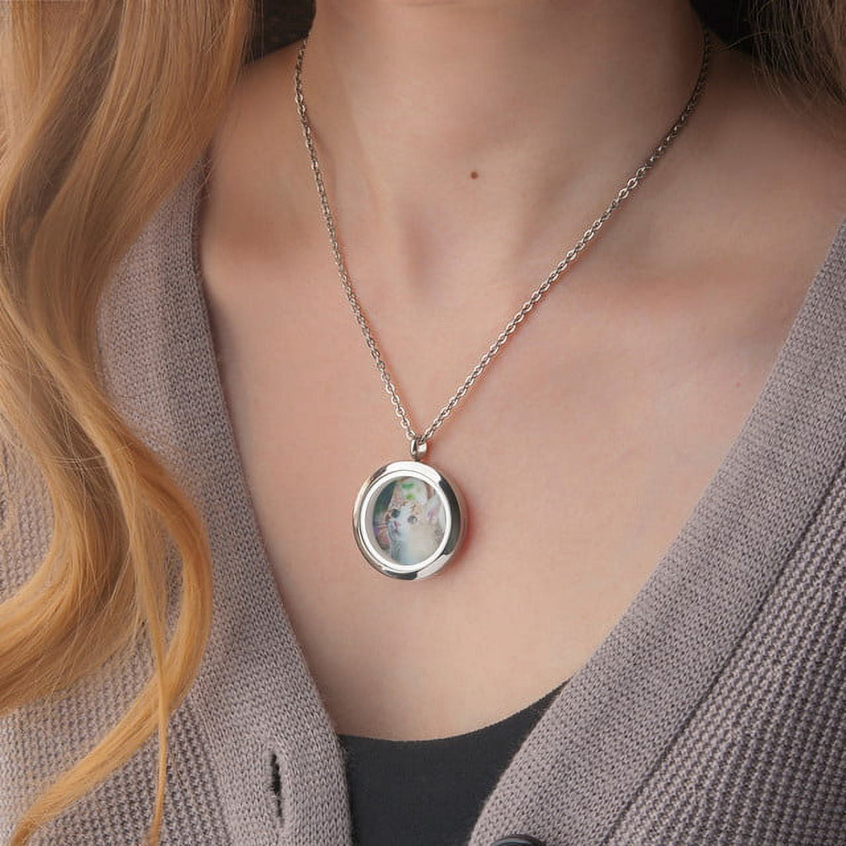 Personalized memorial jewelry for a beloved pet