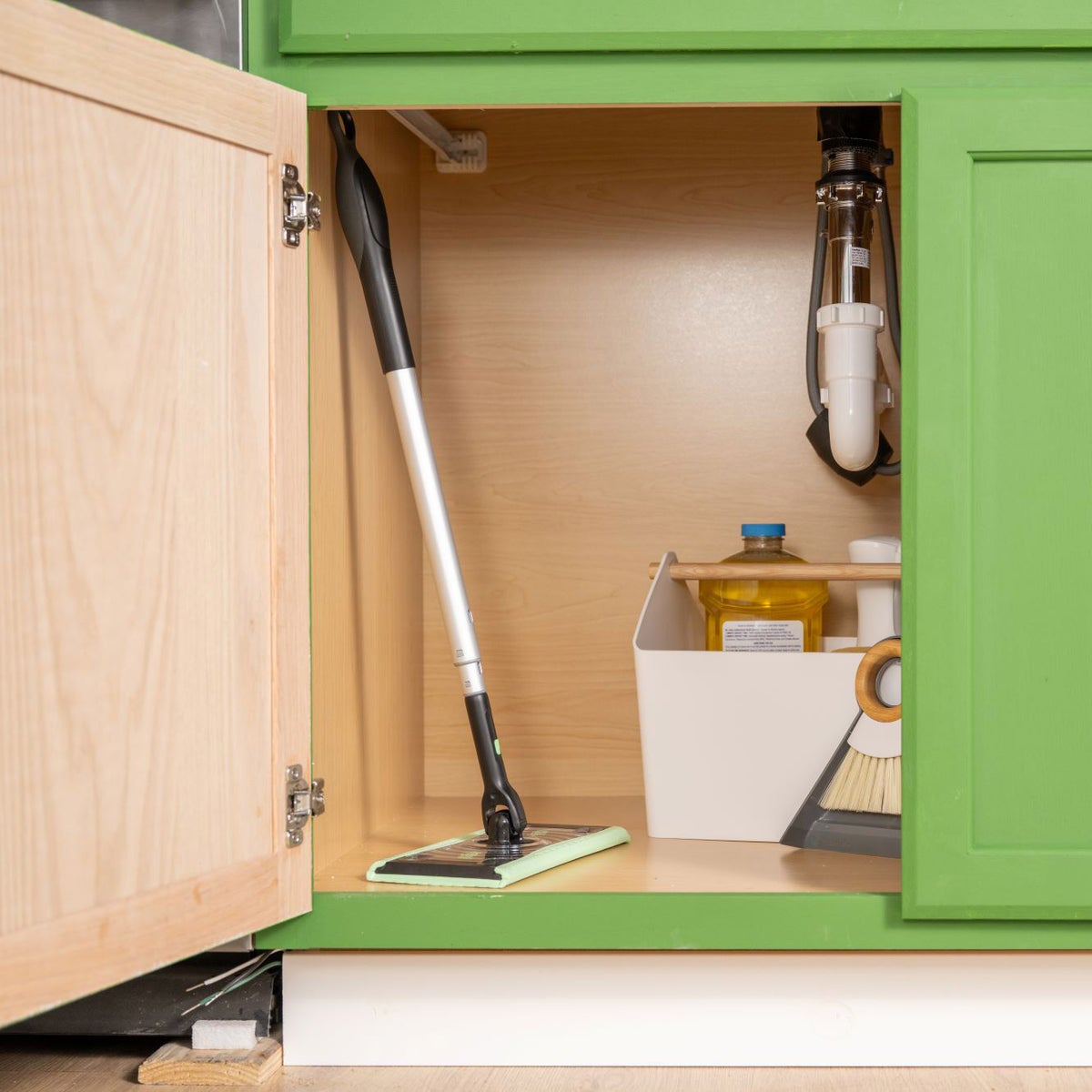 Swiffer collapsible pole for easy storage
