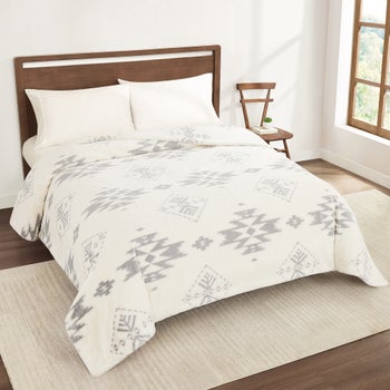 Pendleton Faux Fur Luxe Blanket in Echo Peaks design