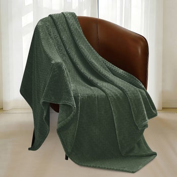 Monte & Jardin green jacquard throw blanket