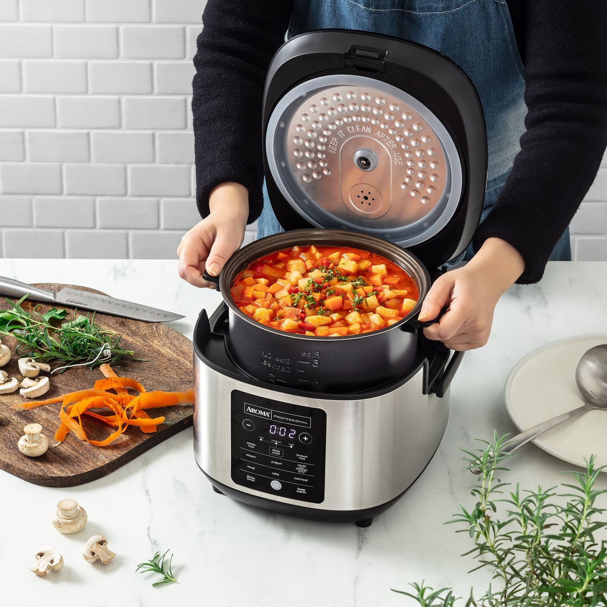 Aroma cooker with silicone lid