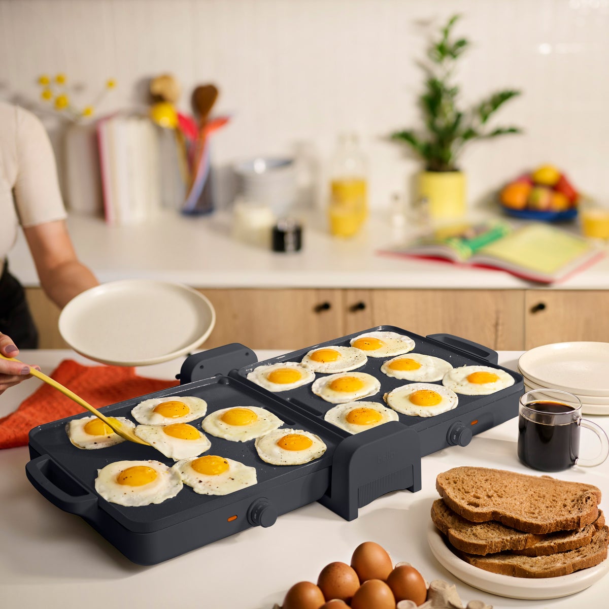 bella fold and store griddle side view