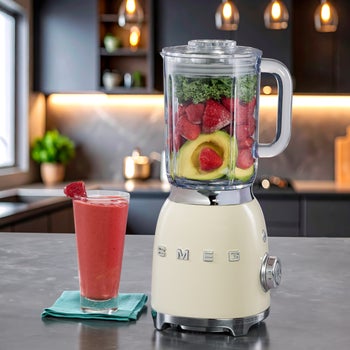 Red SMEG blender with Tritan Renew pitcher