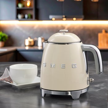 Compact black SMEG kettle with 0.8L capacity