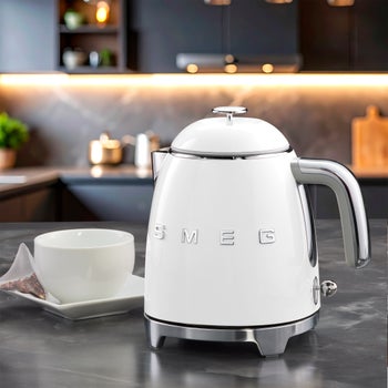 SMEG mini kettle with LED on/off lever