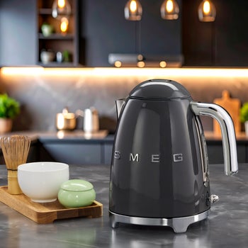 Retro SMEG kettle with polished finish