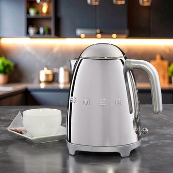 SMEG electric kettle with soft-opening lid