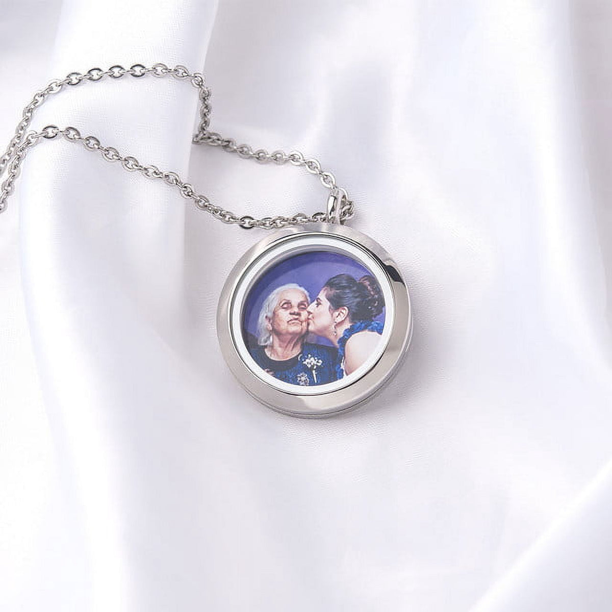 Stainless steel locket with magnetic side plates