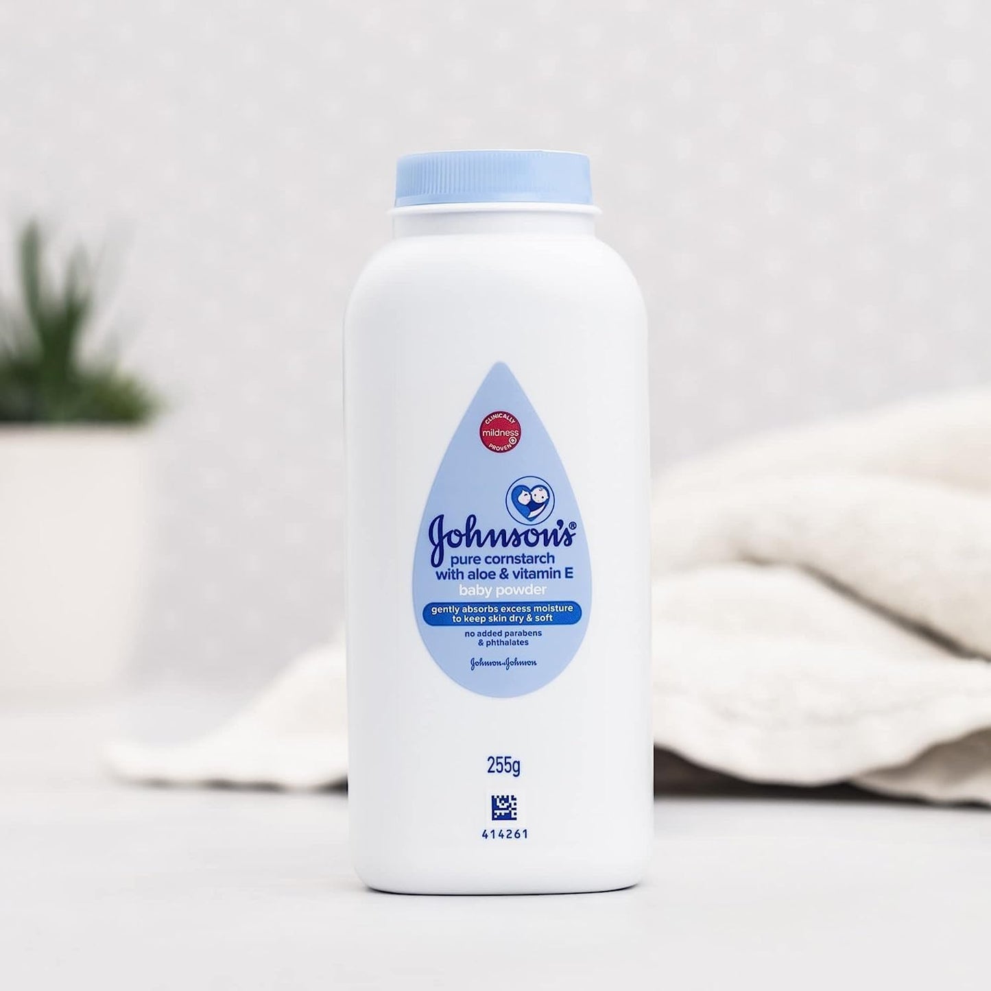 Johnson's Baby Cornstarch Baby Powder with Aloe and Vitamin E for Delicate Skin, Hypoallergenic, No Addded Parabens, and Dyes for Gentle Baby Skin Care, Baby Essentials, 1.5 oz