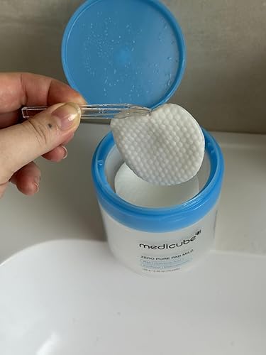 medicube Toner Pads Zero Pore Pad 2.0 | Dual-Textured Facial Pad for Exfoliation and Pore Care with 4.5% AHA Lactic Acid, 0.45% BHA Salicylic Acid | Ideal for All, Korean Skin Care, 70 Pads (1 Pack)