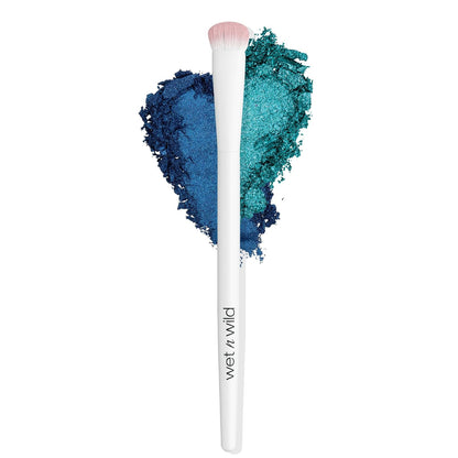 Soft synthetic eyeshadow brush with ergonomic handle